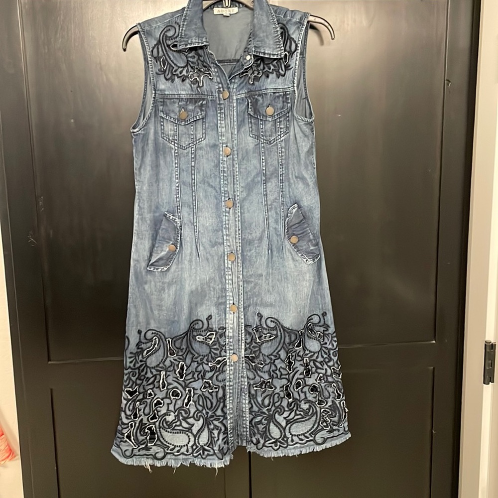Sleeveless Denim Midi Dress with Embroidered Hem - Blue